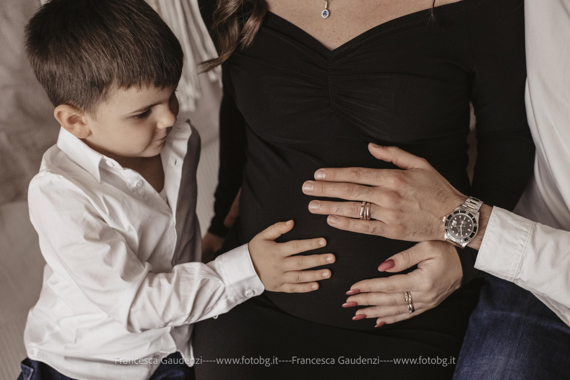 Servizio Fotografico Gravidanza in studio con fratellino a Faenza